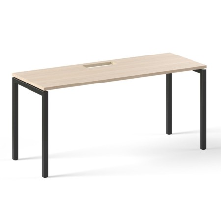 Bureau bois clair avec pieds en métal noir et découpe rectangulaire passe-câble à gauche Nova U.