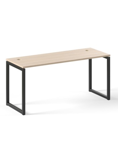 Bureau bois clair avec pieds en métal noir type O et deux passe-câbles ronds