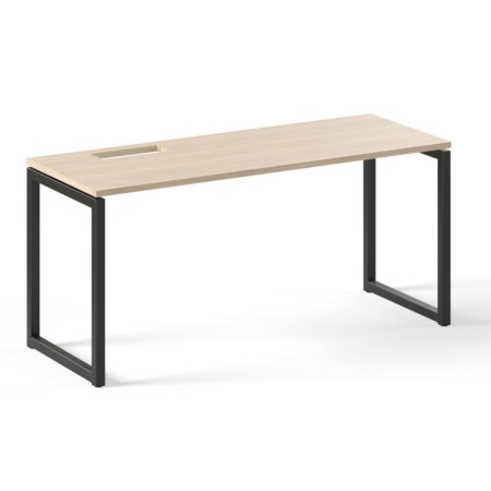 Bureau rectangulaire bois clair avec pieds en métal noir type O et passe-câble intégré.