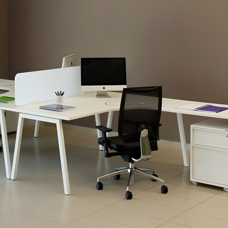 Bureau d’angle courbe Nova A avec plateau clair et piètement blanc. 2