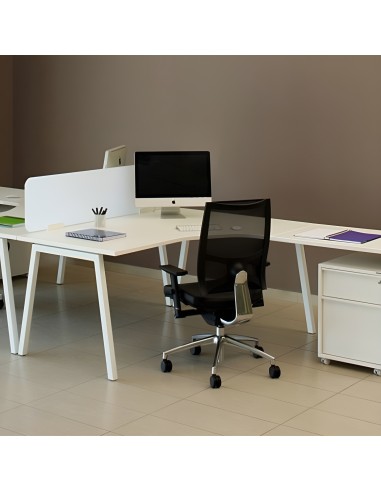 Bureau courbe Nova A installé dans un espace de travail moderne à Lausanne.