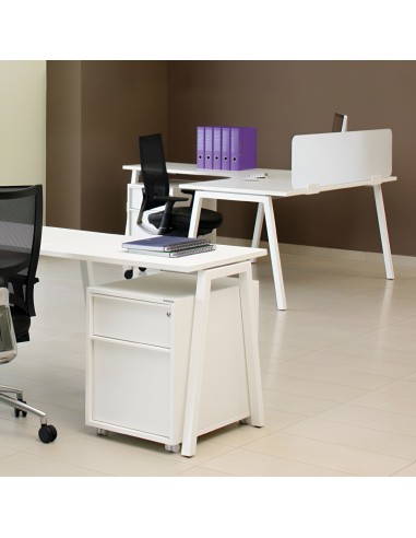 Poste de travail en angle pour espaces professionnels avec pieds en métal et plateau blancs Nova A.