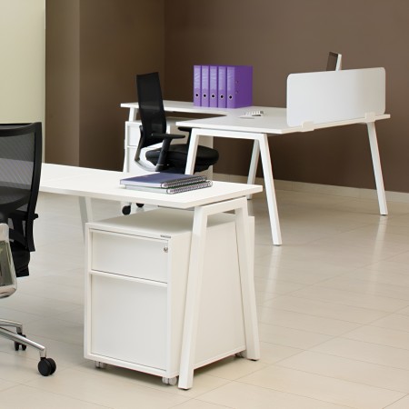 Poste de travail en angle pour espaces professionnels avec pieds en métal et plateau blancs Nova A.