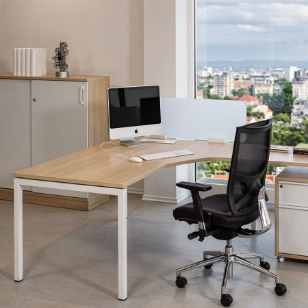 Bureau d’angle Nova U dans un espace de travail lumineux à Genève.