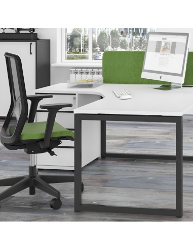 Bureau d’angle Nova O installé dans un espace administratif à Genève, avec écran et rangement.