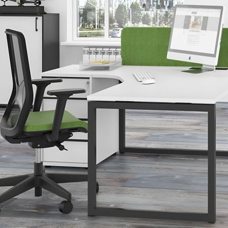 Bureau d’angle Nova O installé dans un espace administratif à Genève, avec écran et rangement.