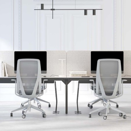 Bureau bench Nova U partagé en coworking dans une salle de travail à Schwyz.