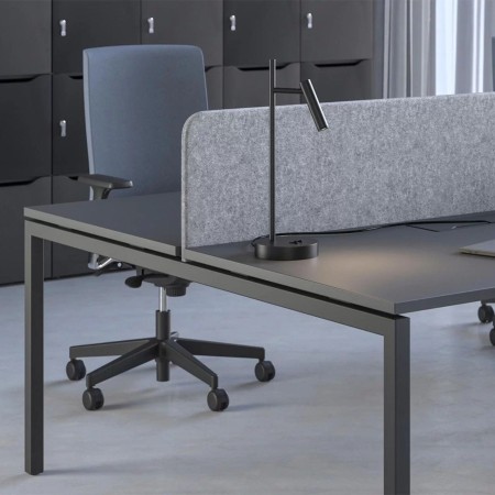 Bureau bench Nova U pour travail partagé dans un bureau professionnel à la Chaux-de-Fonds.