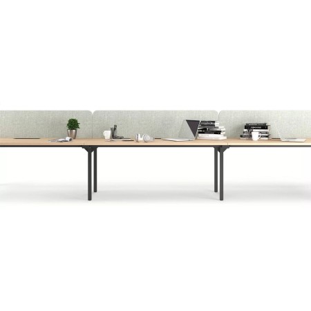 Bureau open space avec cloison tissu, plateau bois clair et pieds en métal noir Nova U bench.
