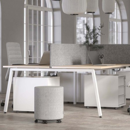 Bureaux partagés Nova A avec séparateurs dans un espace de coworking à Zurich.