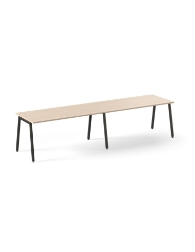 Table de bureau longue en bois clair avec pieds métal noirs inclinés Nova A.