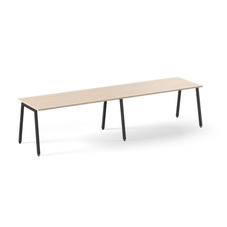 Table de bureau longue en bois clair avec pieds métal noirs inclinés Nova A.