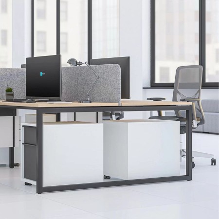 Bench Nova O avec séparations acoustiques dans un open space contemporain à Genève.