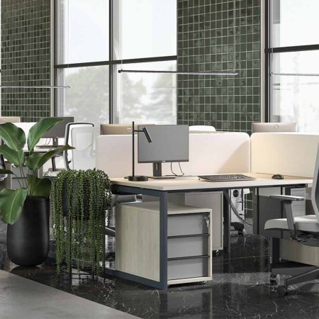 Bureau bench pour travail collaboratif avec écrans de protection sonore et pieds en métal à Martigny.