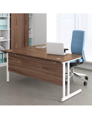 Bureau Optima C avec gestion des câbles dans un espace de travail professionnel à Lausanne.