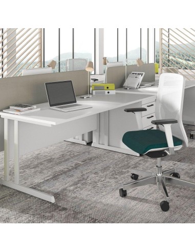 Poste de travail OPTIMA C en open space avec écran et chaise verte à Bâle.