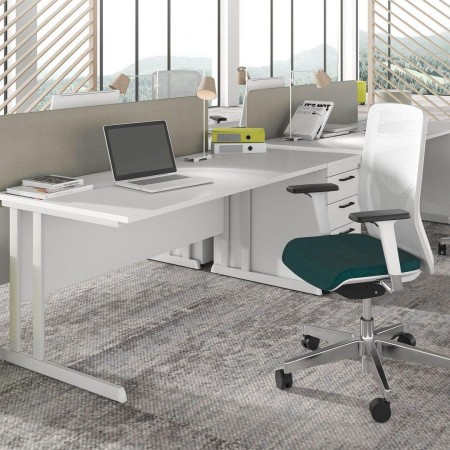 Poste de travail OPTIMA C en open space avec écran et chaise verte à Bâle.