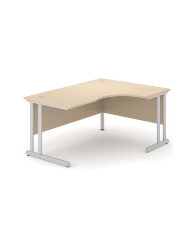 Bureau d’angle Optima C en bois clair avec plateau courbe, voile de fond et pieds métalliques blancs en C.