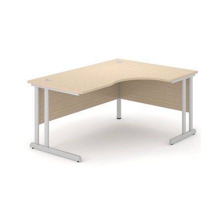 Bureau d’angle Optima C en bois clair avec plateau courbe, voile de fond et pieds métalliques blancs en C.