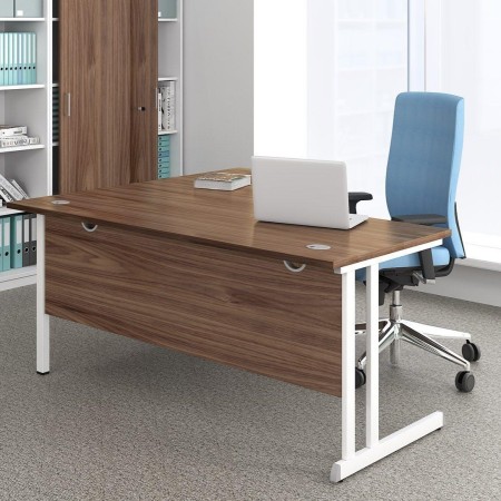 Bureau vague Optima C avec gestion des câbles dans un espace de travail professionnel à Lausanne.