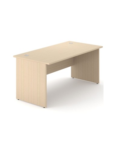Bureau droit Optima Plus en bois clair profondeur 800 avec voile de fond et deux passe-câbles.
