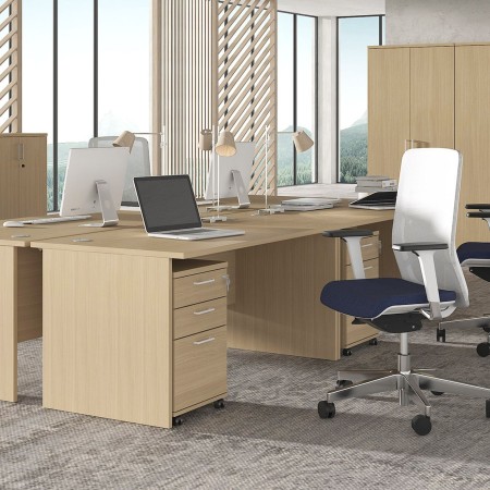 Bureau droit Optima Plus en bois clair profondeur 800 avec voile de fond et deux passe-câbles. 2