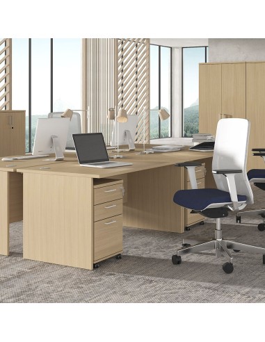 Bureaux droits Optima Plus en bois clair dans un espace de travail professionnel à Neuchâtel.