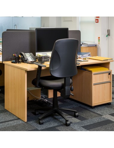 Petit bureau Optima Plus en bois clair dans un espace de travail professionnel à Fribourg.
