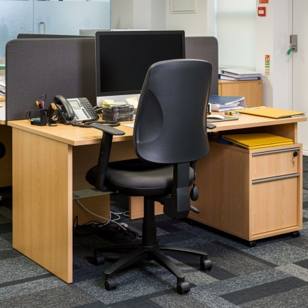 Petit bureau Optima Plus en bois clair dans un espace de travail professionnel à Fribourg.