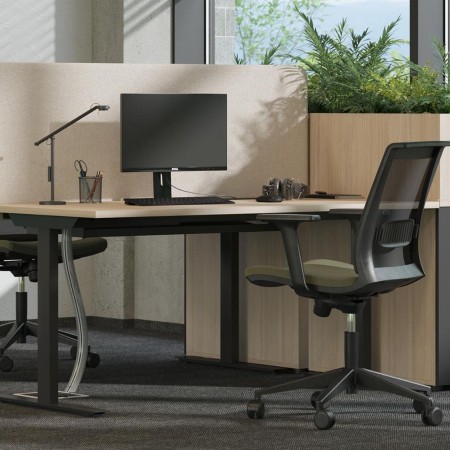 Bureau droit T-EASY en bois clair avec piètement en T anthracite et top access rectangulaire. 2