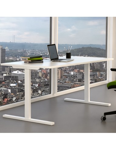 Bureau blanc avec piètement en T et chaise ergonomique verte face à une baie vitrée T-Easy.