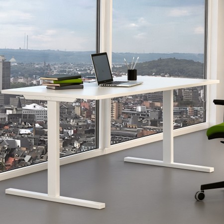 Bureau blanc avec piètement en T et chaise ergonomique verte face à une baie vitrée T-Easy.