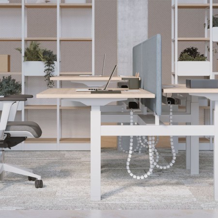 Bench B-ACTIVE assis-debout avec écrans acoustiques dans un open space à Lausanne.