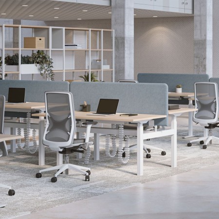 Bureaux bench assis-debout B-ACTIVE avec gestion des câbles dans un espace de travail à Genève.