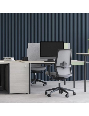 Bureaux ZEDO avec chaise ergonomique SURF et cloison acoustique grise.
