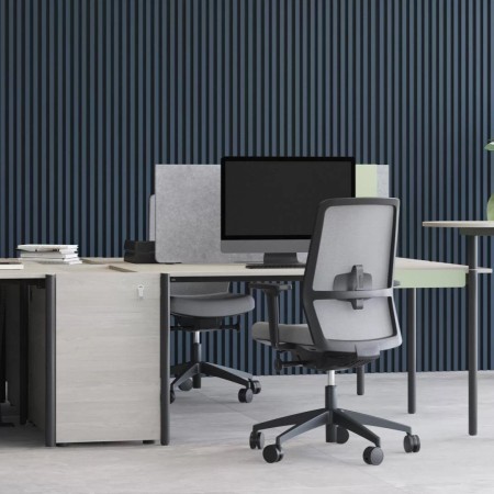 Bureaux ZEDO avec chaise ergonomique SURF et cloison acoustique grise.