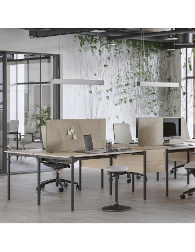 Bureaux bench ZEDO avec cloisons acoustiques et chaises ergonomiques.