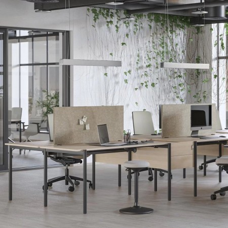 Bureaux bench ZEDO avec cloisons acoustiques et chaises ergonomiques.