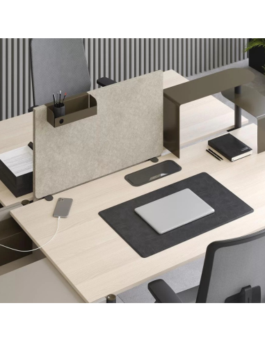 Poste de travail ZEDO avec écran PET, top access et accessoires métalliques dans un bureau à Genève.