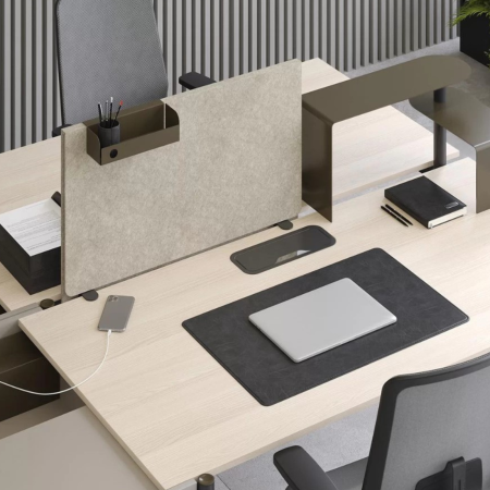 Poste de travail ZEDO avec écran PET, top access et accessoires métalliques dans un bureau à Genève.