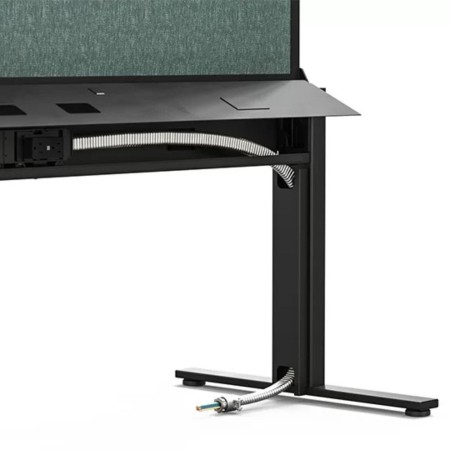 Détail du système MURO avec écran en feutre PET, support et gestion discrète des câbles.