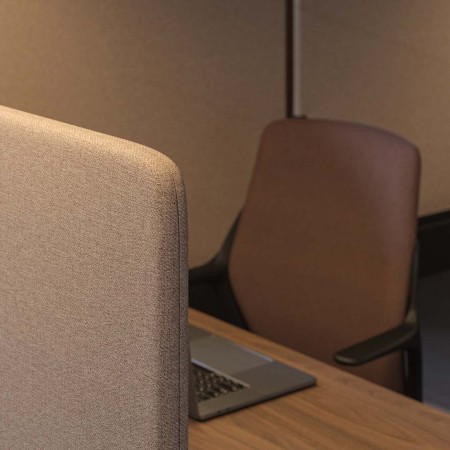 Poste de travail avec séparation acoustique Muro avec prises.