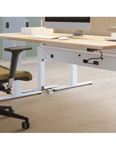 Postes de travail équipés du système MURO avec câblage intégré dans un espace professionnel à Zurich.