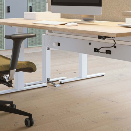 Postes de travail équipés du système MURO avec câblage intégré dans un espace professionnel à Zurich.