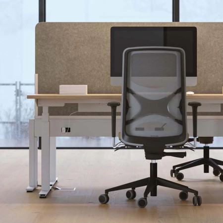 Power beam MURO noir avec écran acoustique gris foncé et prises intégrées pour poste de travail. 2