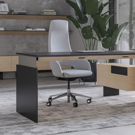 Bureau exécutif assis-debout Move&Lead avec finitions bois foncé dans un bureau de direction à Lausanne.