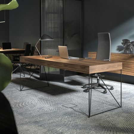 Bureau AIR Executive en bois avec tiroirs de rangement et prises pour salle de direction