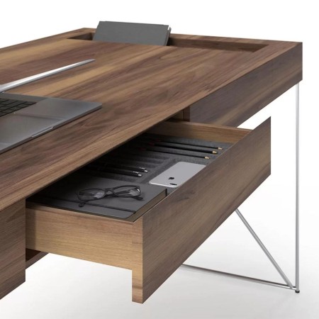 Détail du tiroir plumier doublé de cuir véritable