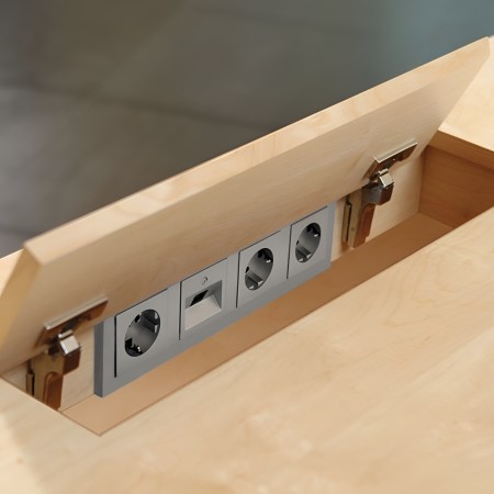 Bloc de prise caché dans le bureau professionnel AIR Executive avec pieds métal fin.