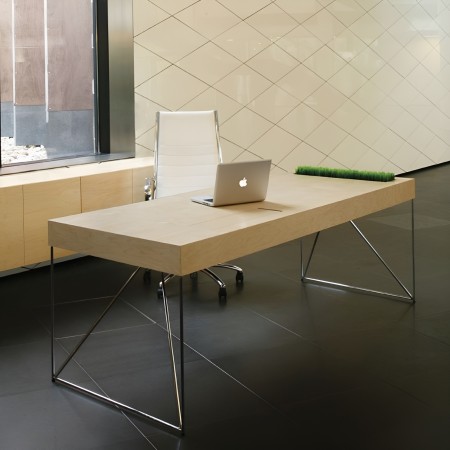 Bureau exécutif AIR Executive avec plateau 120 mm dans un bureau de direction à Lausanne.